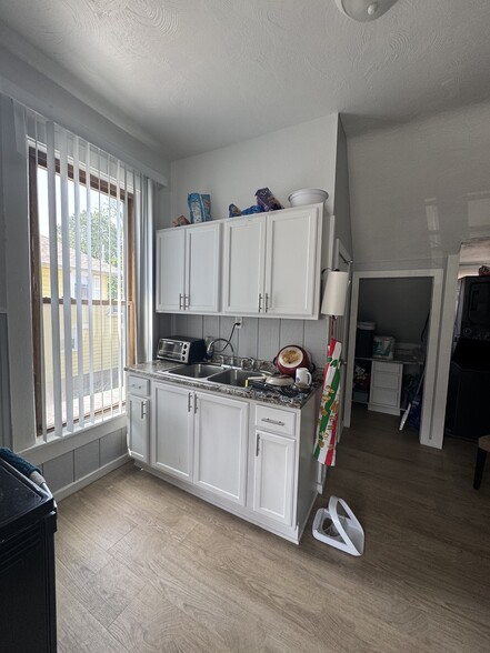 Building Photo - 1337 Prospect St