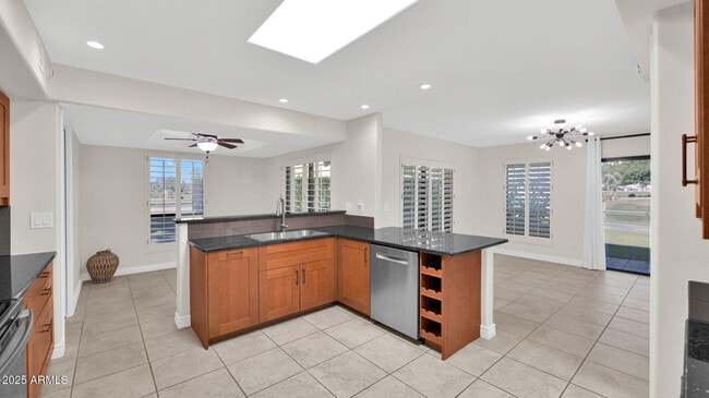 Building Photo - 7500 N Vía Camello Del Sur