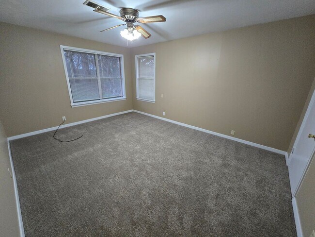 Building Photo - Bryan - 4 bedroom / 2 bath / fenced in back yard, Home - Available Now