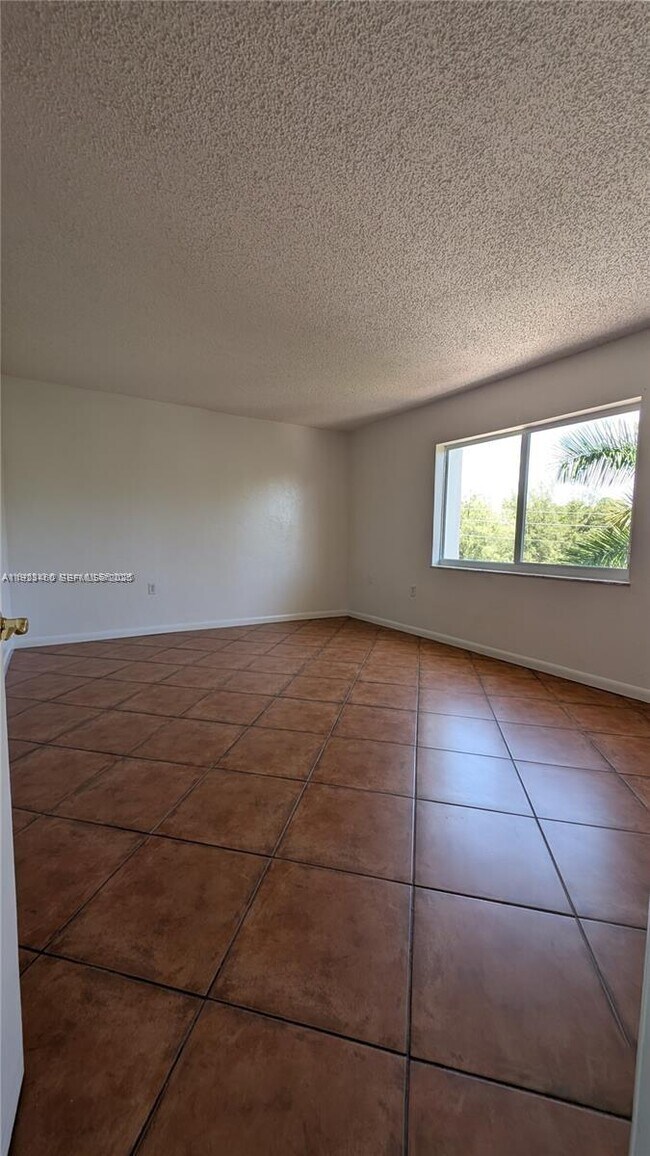 Building Photo - 2600 NE 135th St