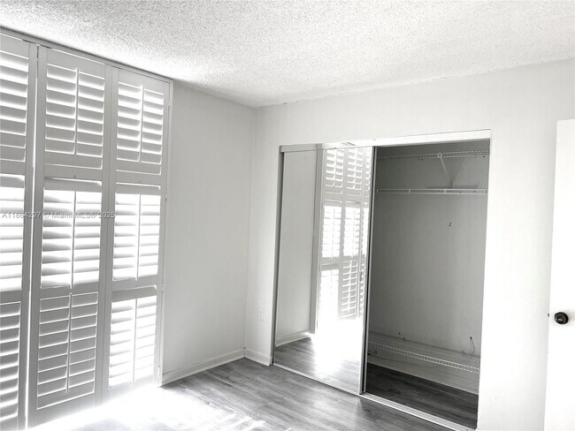 Building Photo - 17600 N Bay Rd
