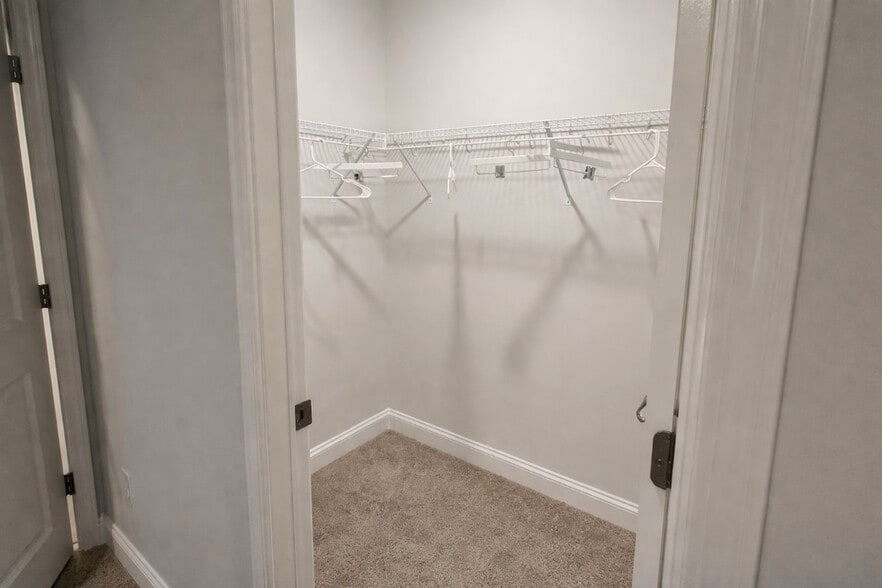 Building Photo - 182 Hillmont Dr