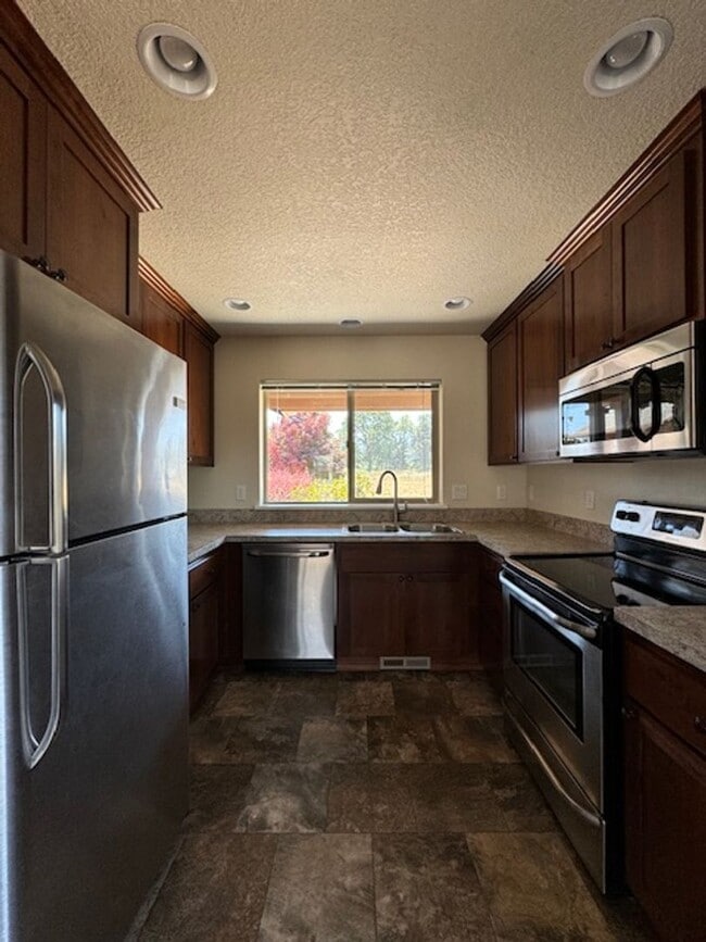 Building Photo - Dont miss out on this charming four bedroo...