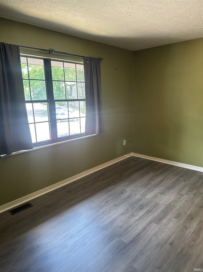 Building Photo - 562 E Graham Pl