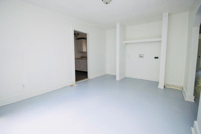 Building Photo - Charming 3 Bed, 1 Bath - Available Now!