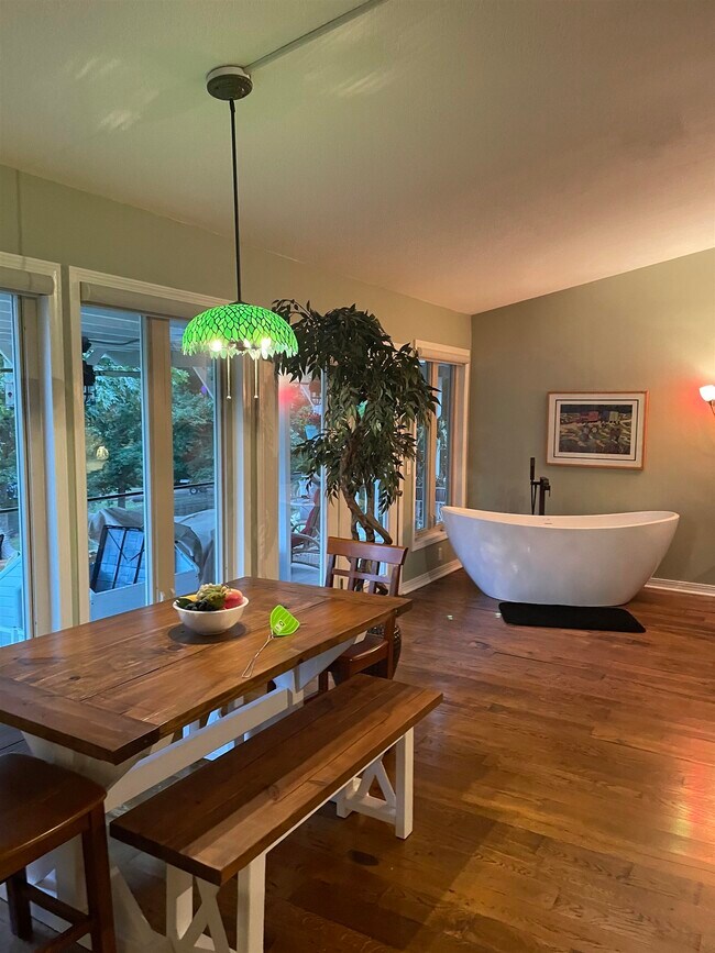 Building Photo - 129 W Lakeshore Dr