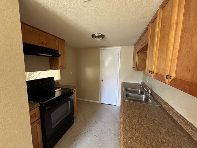 Building Photo - Glendale 2-br Townhome With Carport