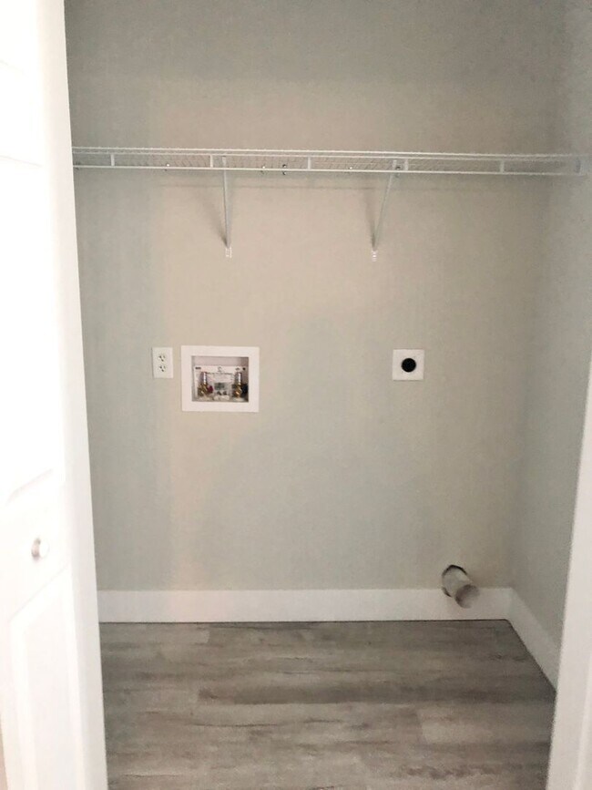 Building Photo - Gorgeous 3 Bedroom 2.5 Bath Townhome