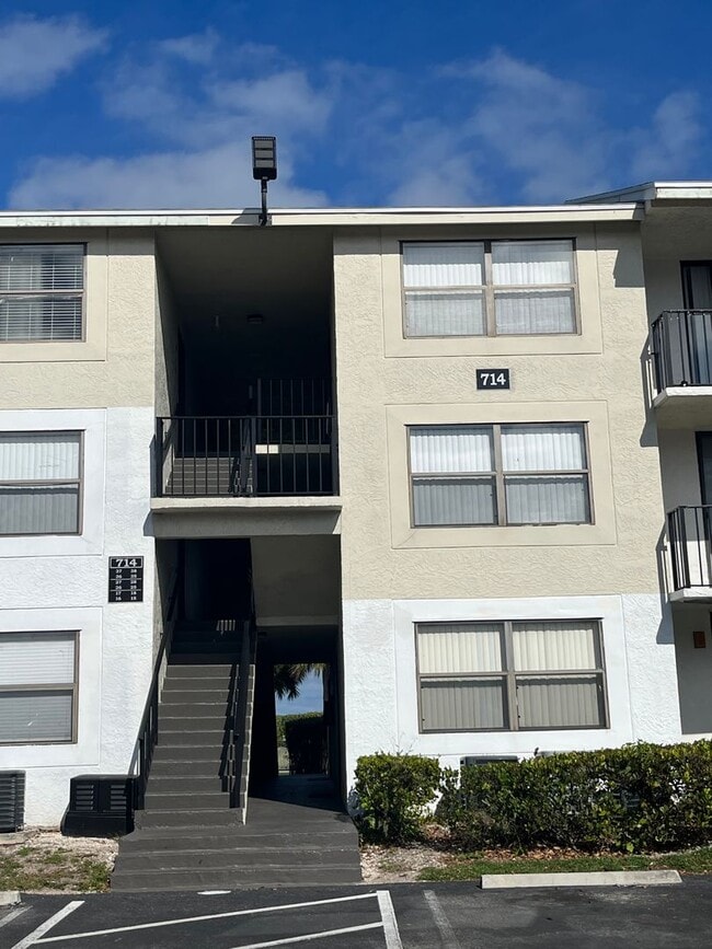 Building Photo - ONE BEDROOM ONE BATHROOM with FULL LAKE VIEW!