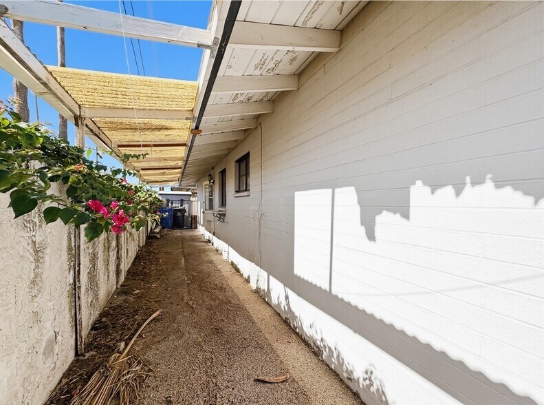 Building Photo - 2715 E Glenrosa Ave