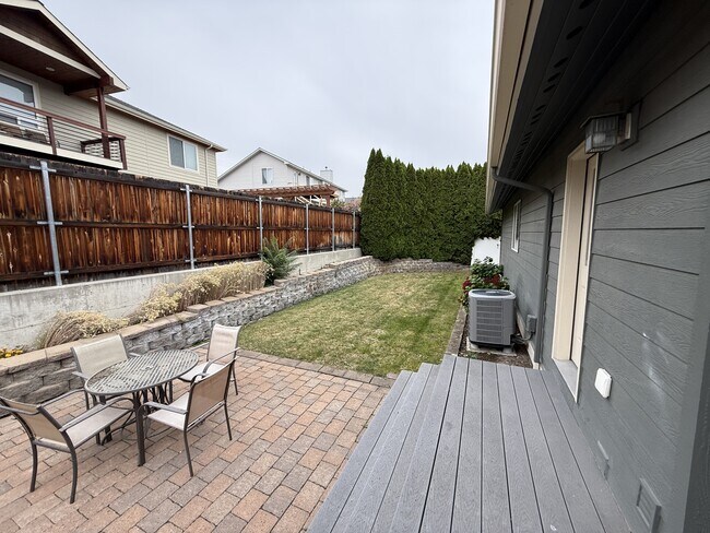 Building Photo - 165 Coral St