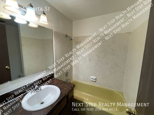 Building Photo - 647 E Amanita St