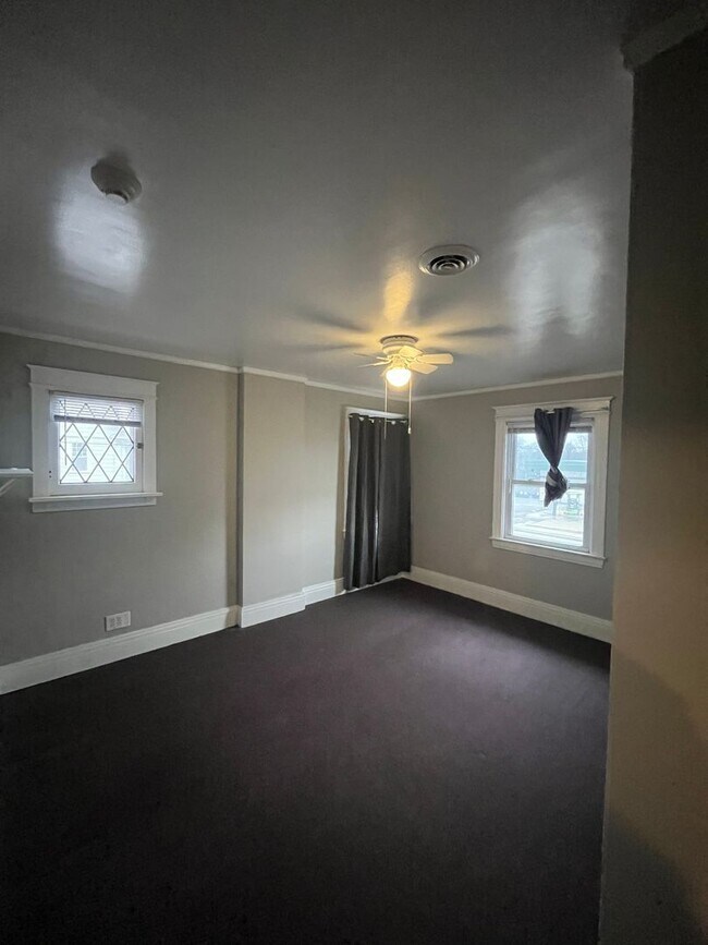 Building Photo - 2729 Dewey Ave