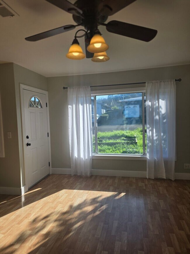 Building Photo - West Side Petaluma Gem- Beautiful 3 bedroom 2 bathroom