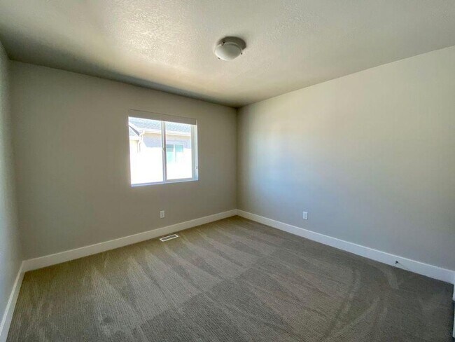 Building Photo - 3 bed 2.5 Bath Clean and Move-in Ready