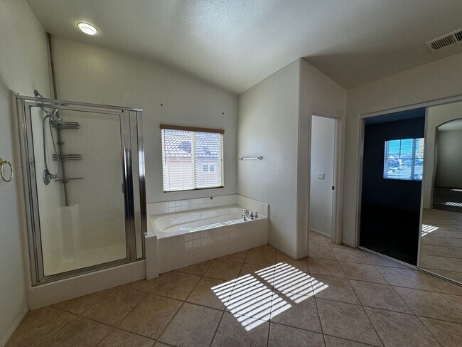 Building Photo - Spacious Temecula House with Bedroom and Bathroom on first floor!