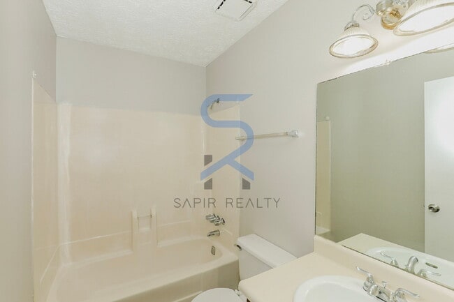 Building Photo - Well-Appointed 2BR/2BA Rental with Space to Enjoy