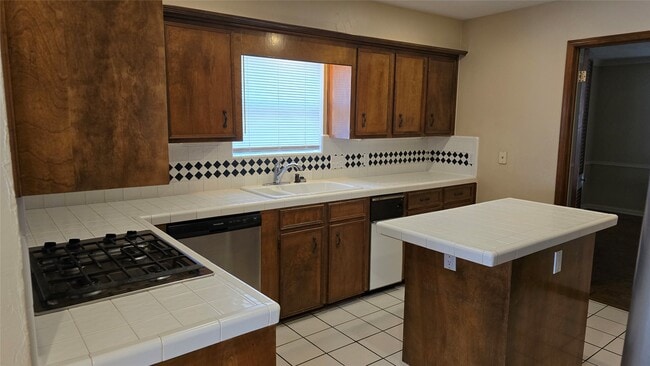 Building Photo - 6207 Jadecrest Dr