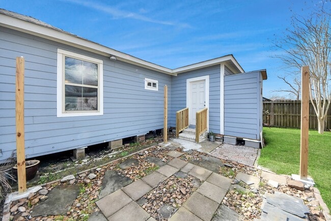 Building Photo - 215 St Charles Dr