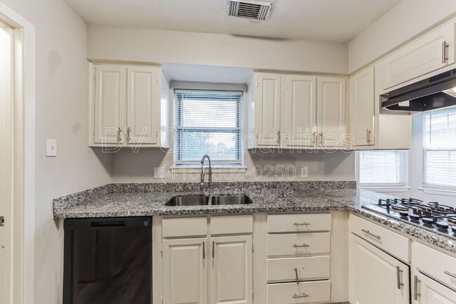 Building Photo - 700 Meadowglen Dr