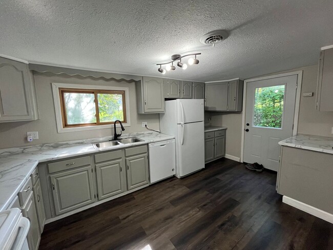 Building Photo - 3 bed 1 bath single family home in Irma! D...