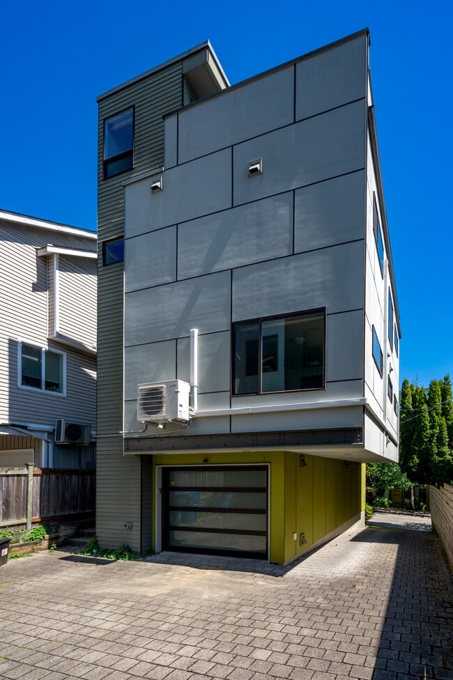 Building Photo - 2121 Waverly Pl N