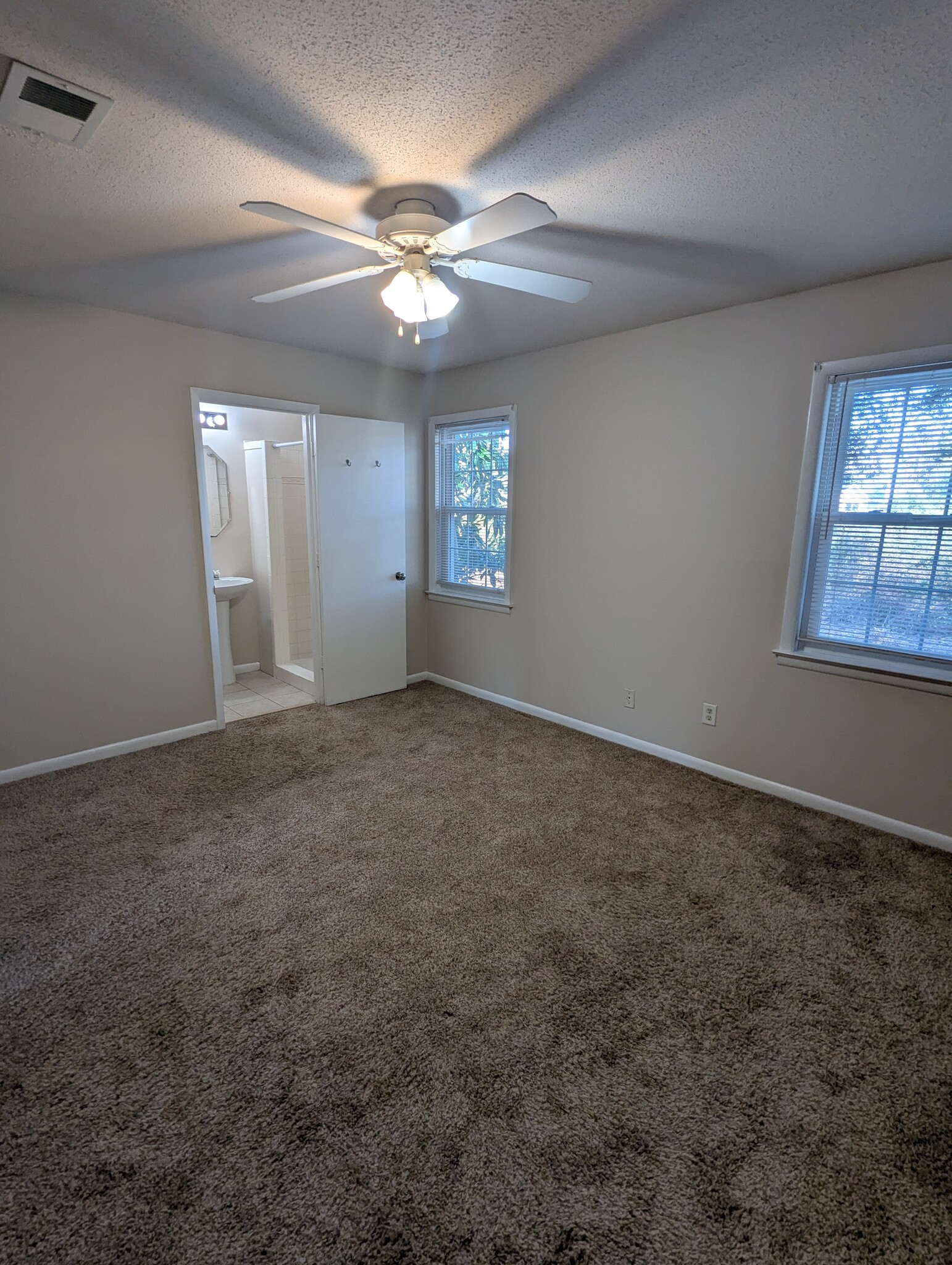 Master bedroom - 201 Heritage Cir