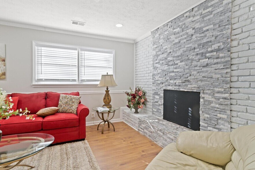 Building Photo - Bright, Spacious Stone Mountain Residence ...