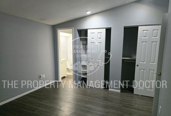Building Photo - MOVE IN SPECIAL - 4BR/2.5BA Tampa Home | Dual Kitchen Areas, Private Bedroom & Fresh Updates
