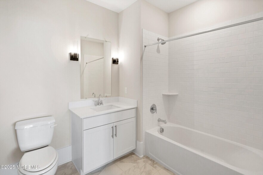 Building Photo - 215 2nd Ave