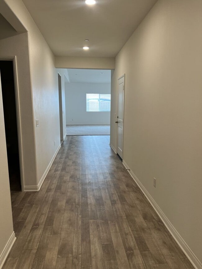 Building Photo - 4 Bedroom 2 Bath