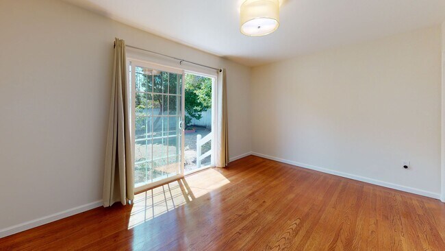 Building Photo - Updated 3 bedroom home, backyard, washer/d...
