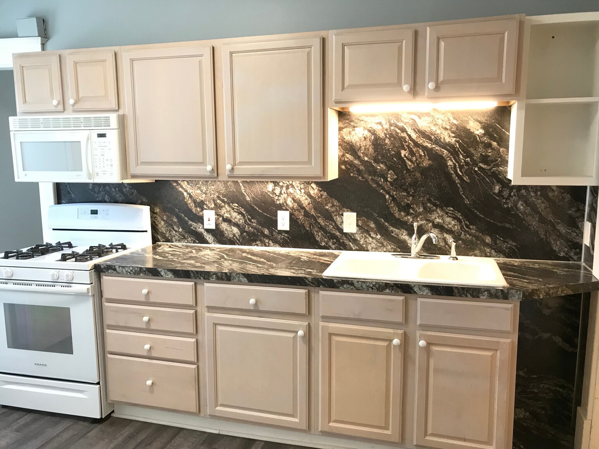 Building Photo - 128 Luton Ave SE