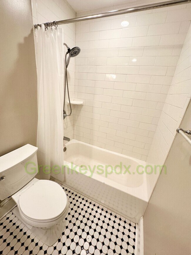 Building Photo - Huge Gorgeous 5 Bedroom 4 Bath Unit in SW ...