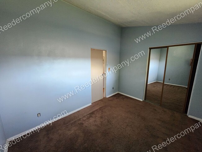 Building Photo - Spacious 3 bedroom 2 bathroom house Walkin...