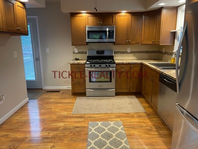 Building Photo - 3 Bedroom Ranch - Huge Garage - Fenced Yard