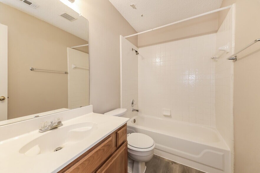 Building Photo - 1110 Pin Oak Ln