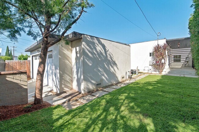 Building Photo - Modern Gated Retreat on a Private Lot.