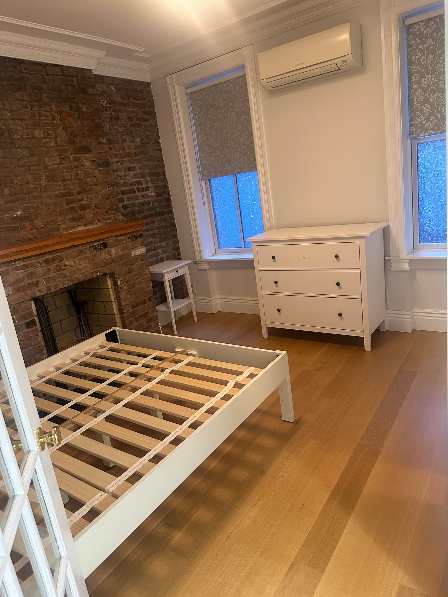 Bedroom with working fireplace - 30 Downing St