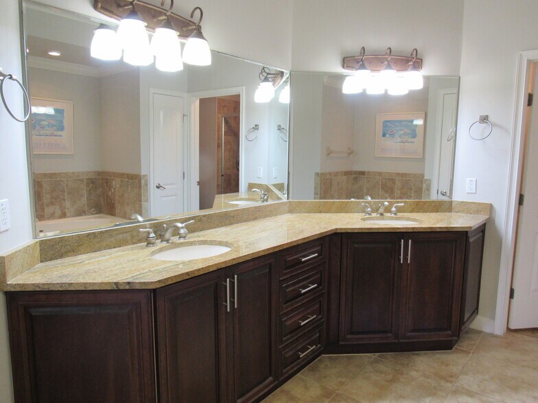 Primary bath - 424 Luna Bella Ln