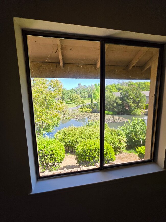 Building Photo - Charming 2-Bedroom Condominium with Scenic...
