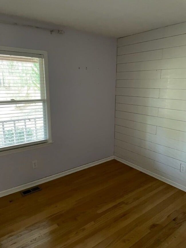 Building Photo - 468 Davis Rd