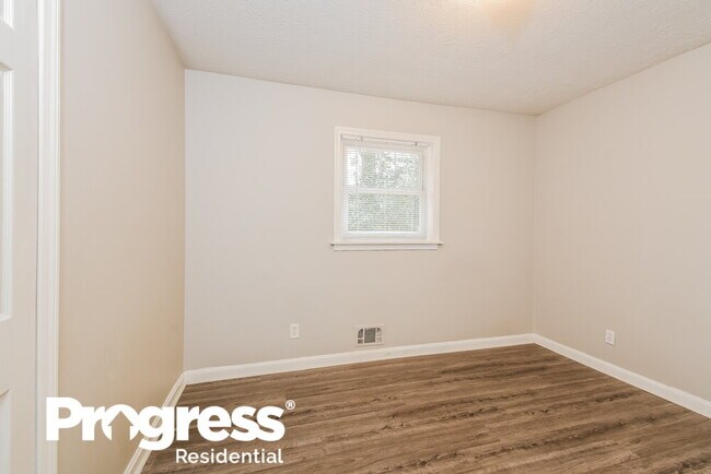 Building Photo - 643 Milford Dr SW