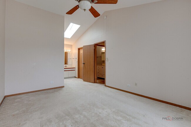 Building Photo - 614 Le Parc Cir