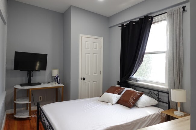 Building Photo - 1228 18th St NE