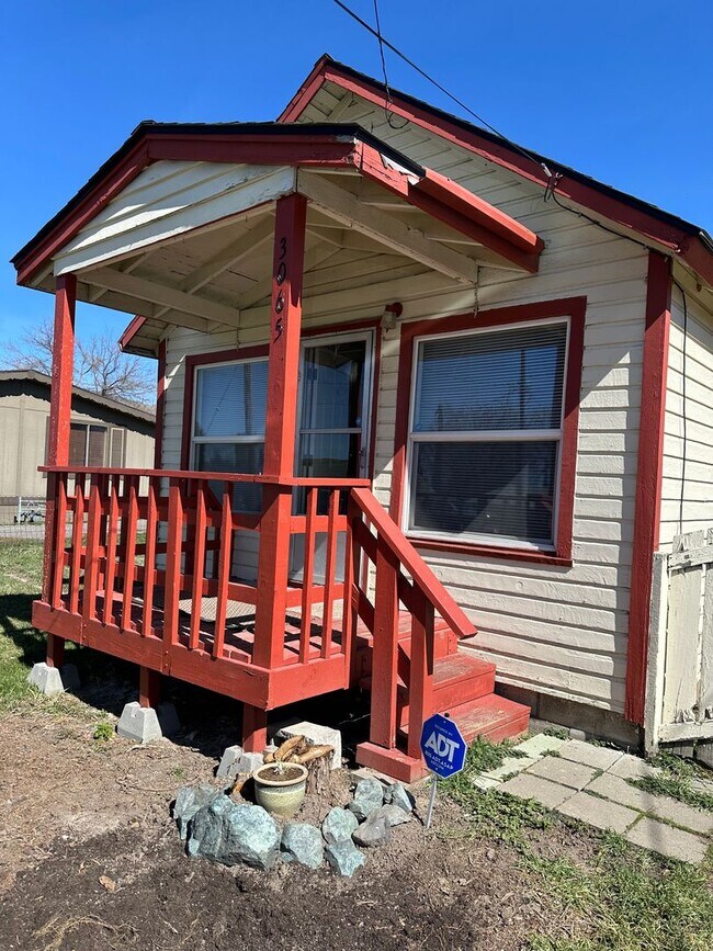 Primary Photo - Hard to find 1 Bed 1 Bath House