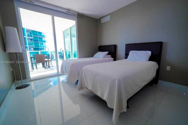 Building Photo - 200 Sunny Isles Blvd