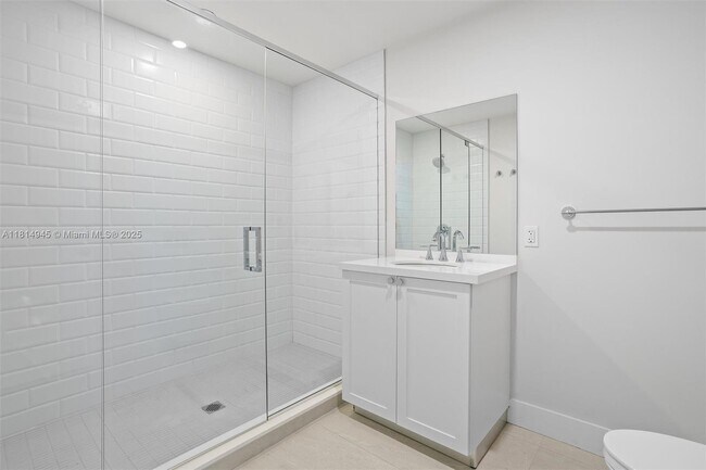 Building Photo - 555 NE 34th St