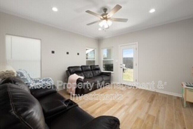 Building Photo - 8410 N 33rd Ln