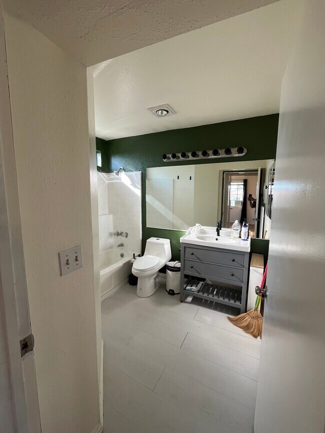 Building Photo - 15946 Vanowen St